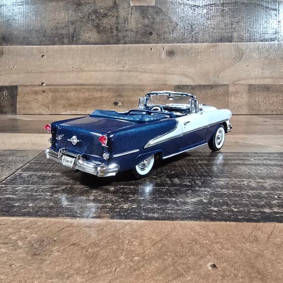 Welly 1955 Oldsmobile Super 88 Convertible Diecast - Picture 5 of 12